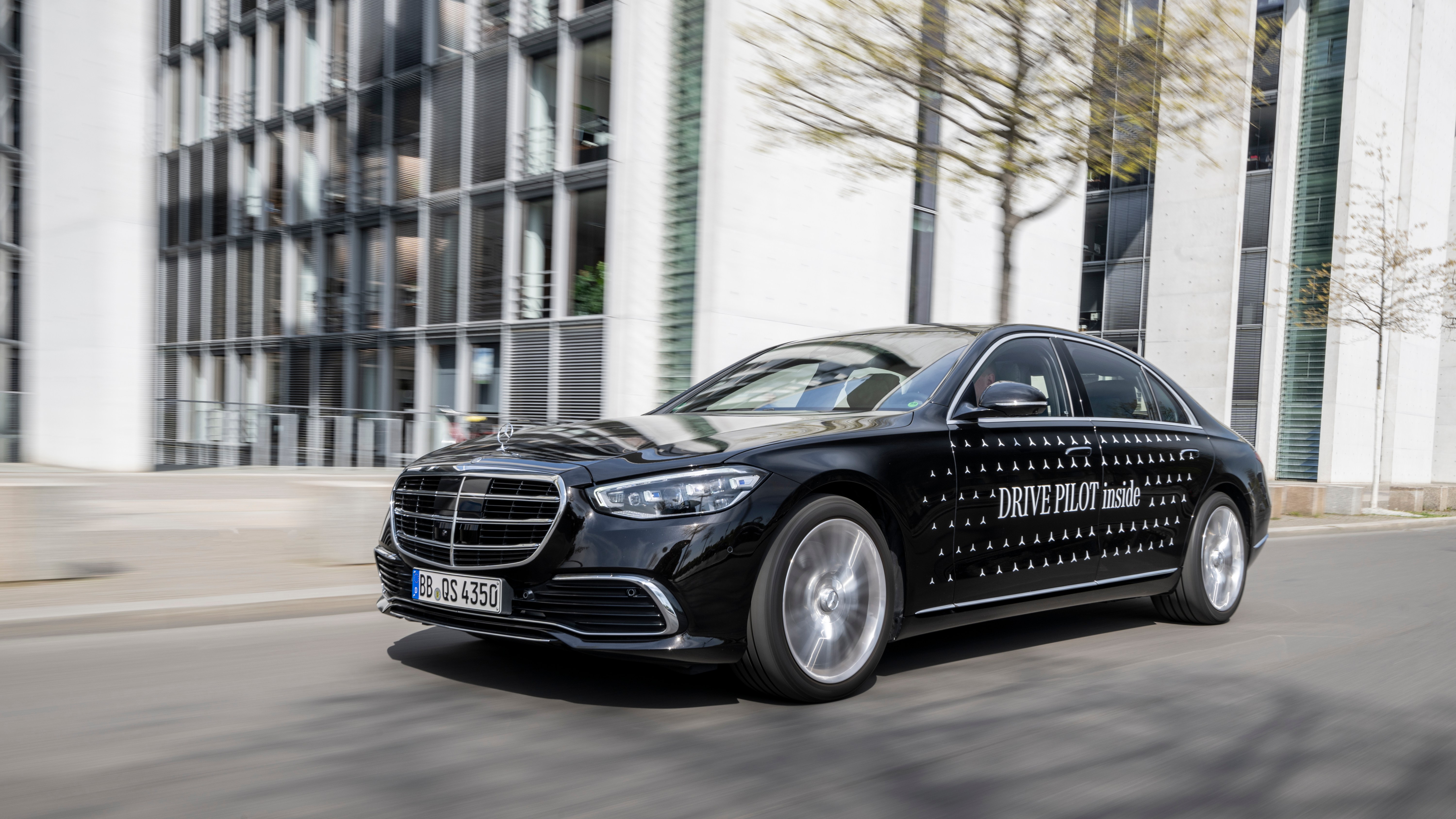 Federal Regulators Standardize Cyan Exterior Lighting for Autonomous Robotaxis