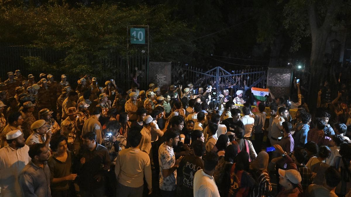 Jamia Millia Islamia Lockdown Deepens as Student Demonstrations Escalate Under Heavy Security