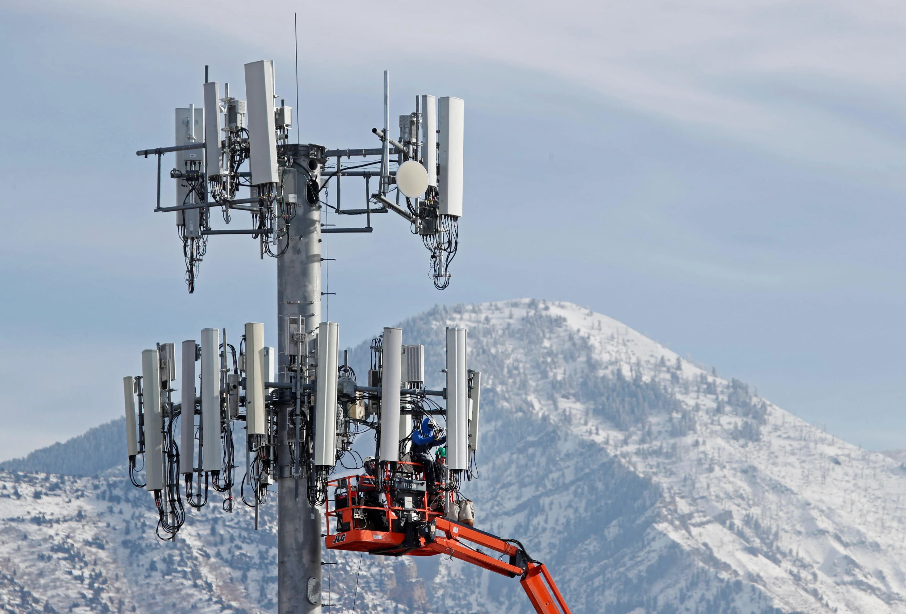 SpaceX Eyes Massive Telecom Expansion With Plans to Leverage 80,000 Cell Towers