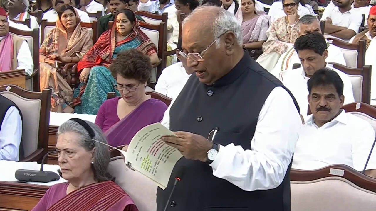 Mallikarjun Kharge Initiates Mock Motion to Oust Chief Election Commissioner, Demanding Absolute Electoral Impartiality