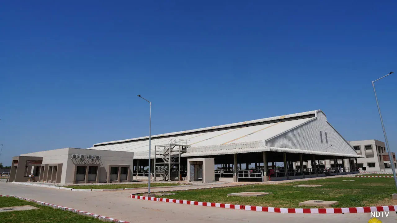 PM Modi Unveils Major Gujarat Infrastructure Projects Featuring Advanced Dairy Logistics